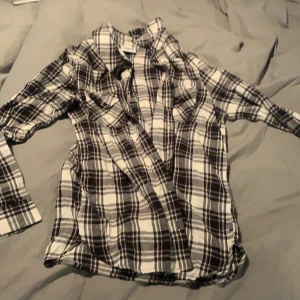 Rutig skjorta - Superskön skjorta, det står att det är storlek M men jag skulle nog påstå att det är S.