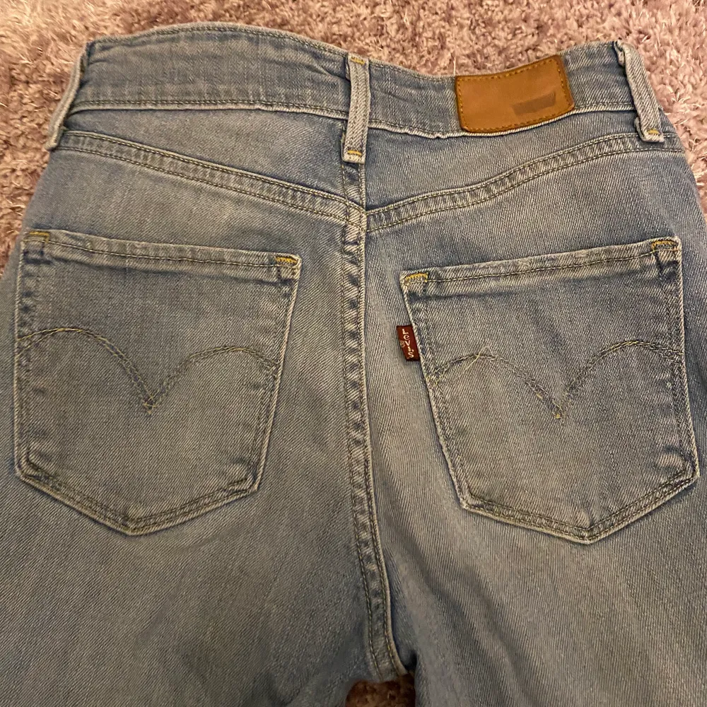 Säljer ett par levis jeans som är för små för mig, det är en söm på fickorna där bak som är lite lös men annars så är det ingen mer💕. Jeans & Byxor.