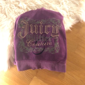 juicy couture kofta - eftersom det gick så bra för min andra juicy annons kommer jag börja sälja av min kollektion av juicy koftor. det här är definitivt en av dom i bäst skick!💜 bud börjar på 150 och avslutas fredag 26/2🥳 storlek 14 (xs-s)