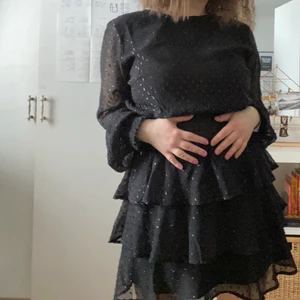 Klänning  - Klänningen är sparsamt använd. Den slutar ungefär lite ovanför knäna ( är 156 cm lång )<3   