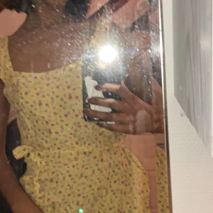 Sommarklänning - Superfin sommarklänning köpt på en liten second hand butik i Frankrike🥰 skriv gärna privat om fler bilder önskas!