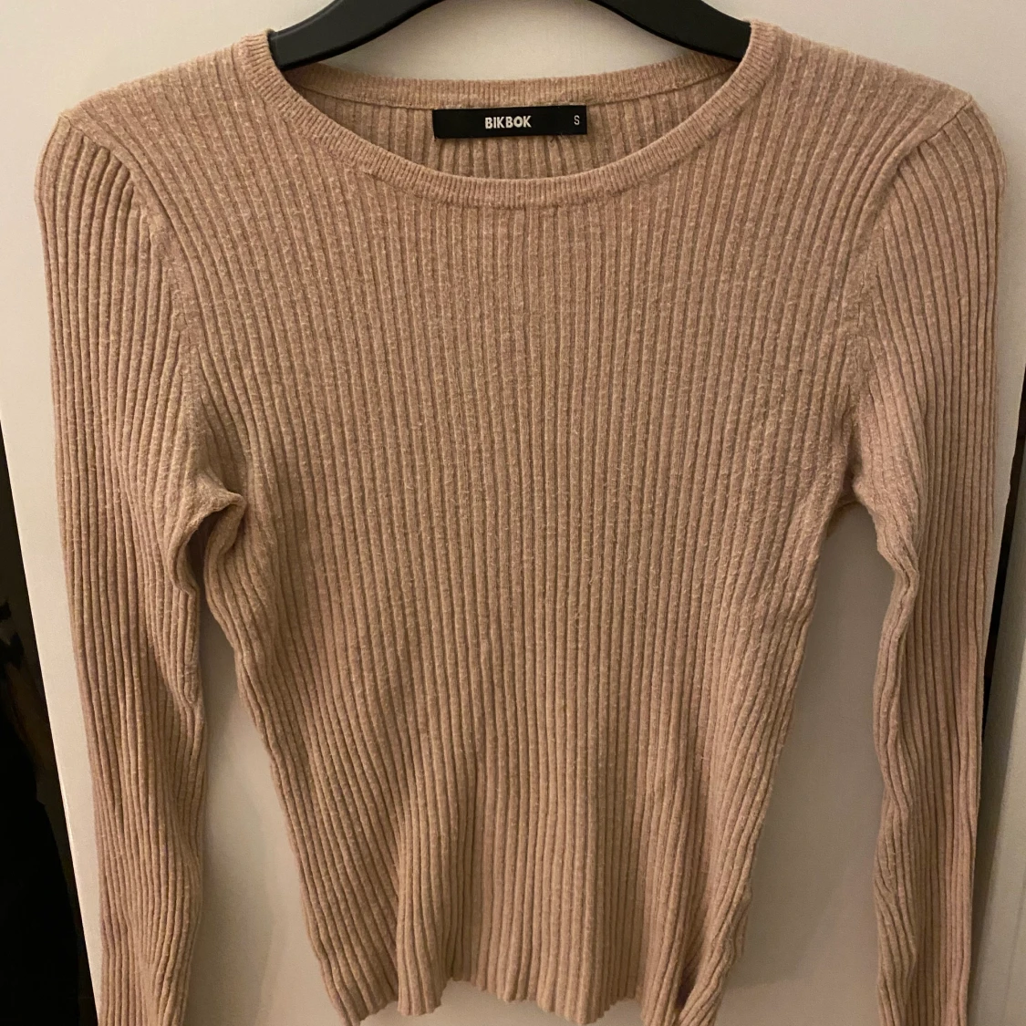 Tunn tröja i nude från BIK BOK stl S