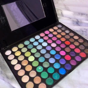 Ögonskugga - Hej, säljer denna palett för den används aldrig längre, det finns täcken på användning och vissa färger är använda mycket men bara få, funkar perfekt annars🤩