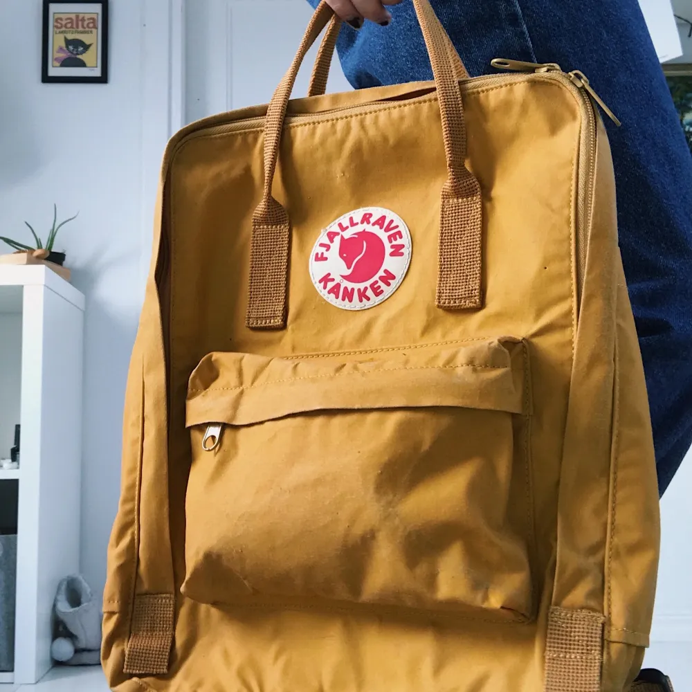 Stor Kånken ryggsäck i färgen Ochre gul i bra skick. Jag köpte för 999kr för kanske ett år sen. Lätt använt men ingenting som påverkar väskan på något stort sätt. Skriv gärna med frågor :)). Väskor.