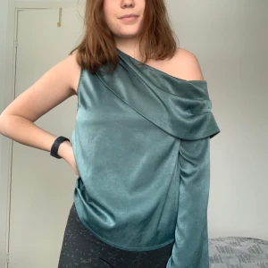 Blus, Hannalicious X NA-KD - Blus i fint skick från Hannalicious X NA-KD, knappt använd. Storlek 36. ⚡️