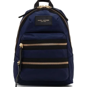 Marc Jacobs ryggsäck - Skitsnygg marc jacobs ryggsäck som ser nästintill helt ny ut, bortsett från en liten slitning på dragkedjan. Inköpspris är ca 2000kr. Säljer då jag inte använder den tillräckligt ofta💖