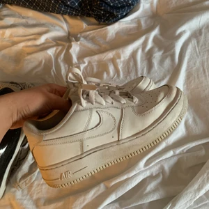Air Force 1, strl 38,5 - Använda ett fåtal ggr, fräscha. GRATIS FRAKT.