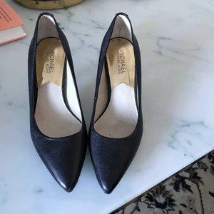 Michael Kors skor  - Äkta Michael Kors, pumps. Storlek 37. Fint skick men kan behöva fixa sulan på själva klacken men i övrigt superfina. Kostar ca 100kr att fixa. Säljes för 250. Nypris 1200.