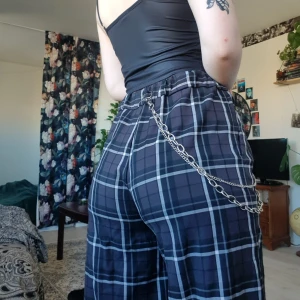 Rutiga vida byxor  - Vida rutiga byxor ifrån monki i storlek S men skulle uppskatta dem mer som en M! Passar perfekt för den som har svårt att hitta byxor som kommer över röven och att det sitter tajt i midjan! Kedjan ingår ej, har satt ditt ringar på byxorna så man kan ha på sig kedja:)