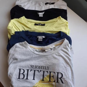 👕5 Tees👕 - Vit finmatrial att M, svart v-ringas att L, gul str M,  navy blå Str S  och slightly bitter🍋 att M. Alla för 100kr eller en för 25. Olika storlekar men de alla passar mig som är M. 