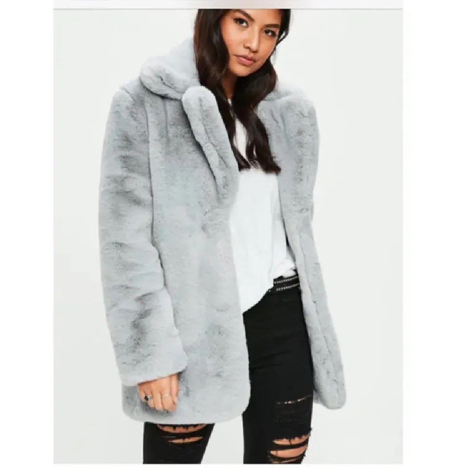 Säljer denna fina faux fur jacka från missguided, då den inte kommer till användning längre. Skicket är mycket bra och den passar mig som har 36/S 💞Köpt för lite mer än 900kr. Jackor.