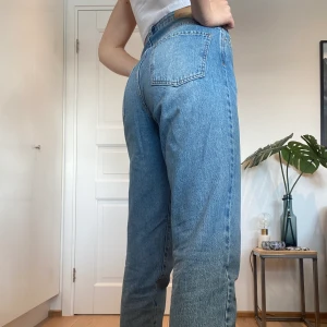 Mom jeans - Mom jeans i ljus tvätt från Ginatricot. Ankellånga på mig som är 170 cm. Fint skick💫