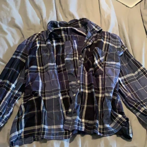 Rutig skjorta från bikbok  - Frakten ingår i priset! Aldrig använd skjorta, endast testad.