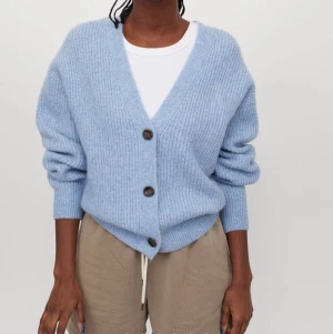 Stickad kofta - Suuuper fin och mysig stickad kofta ifrån hm i ny skick! Den är aldrig använd och har lappen kvar! Säljer den då den inte kommer till användning!              Kan mötas i Skellefteå eller skickas!