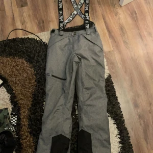 Dr.zipe byxor - Skidbyxor från dr.zipe. Endast avbrända en säsong! Super fin skick, köpta för ca 700kr💖