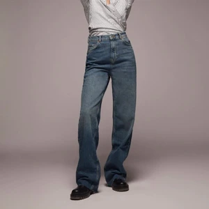 ZARA JEANS  - Helt nya ”90’s full length” jeans. Alla lappar finns kvar och det är helt oanvända. I färgen ”rainfall black” , MID RISE! (medelhög midja) man kan även klippa de till sin längd (RAW CUT). Högsta bud: 400kr + frakt❤️