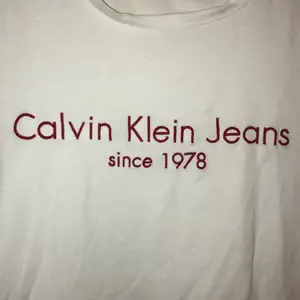 T-shirt från Calvin Klein, vit med röd text!❤️🤍 strl M, bra kvalite och skönt material! Säljer för 50kr, du står för frakten🥰