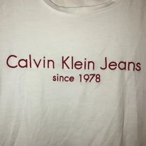 T-shirt  - T-shirt från Calvin Klein, vit med röd text!❤️🤍 strl M, bra kvalite och skönt material! Säljer för 50kr, du står för frakten🥰