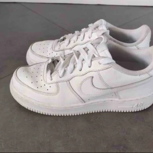  - Säljer ett par nya Nike air force i Strl 37,5 som jag har använd 2-3 gånger men är riktigt inte min stil. 