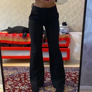 Kostymbyxor - LÅNADE BILDER. Säljer dessa extremt snygga kostym byxorna har ett par i strl 36 och ett par i strl 34. SJUKT SNYGGA. Säljer då de är för korta för mig