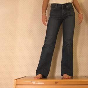 Ett par jeans från esprit som är insydda för att passa min längd. Jag bär oftast i jeans 25-26 i midjemått och är ca 166cm lång. 