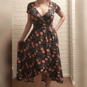 Sommar klänning  - Det är bara sommar klänning färger och material och blommorna är för sommar,  passar S,M , använt en gång i midsommar 