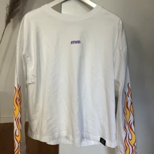 Pull&Bear tröja  - Beställd från Asos, aldrig använt pga för stor. Stor i storlek.