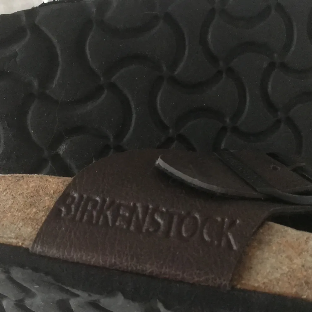 Helt oanvända nya BIRKENSTOCK sandaler. Present som var f stora ( har 35 )   Nypris på dessa var 1000:- Jag säljer f halva priset 500:-. Skor.