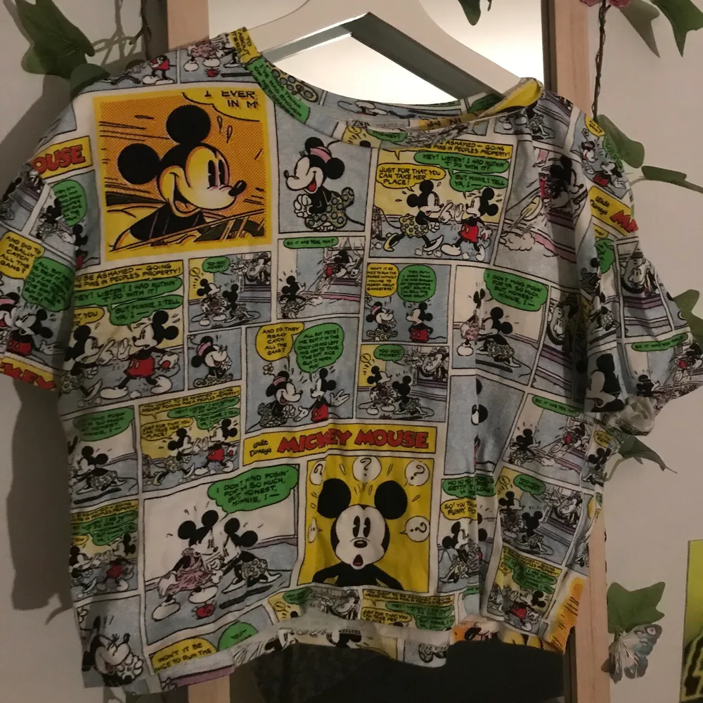 Cool t-shirt med Mickey mouse motiv. Är i jättefint skick🥰. T-shirts.