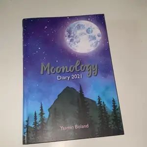 Bok som är en kalender i samband med månen. Visar viktiga dagar osv, helt orörd