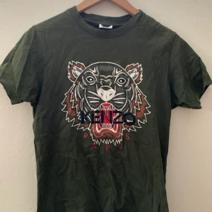 Mörkgrön tisha från Kenzo - Strl XS, köpte för några år sedan men inte använt den så mycket då den nästan alltid vart för liten. 