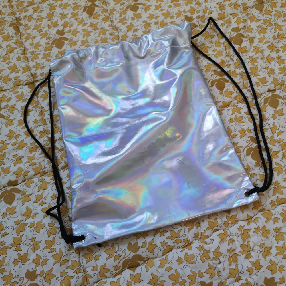 En holografisk väska i gympapåse modell!! Så jäkla snygg men har tyvärr inte använt den. Fint skick, finns någon liten slitning. . Accessoarer.