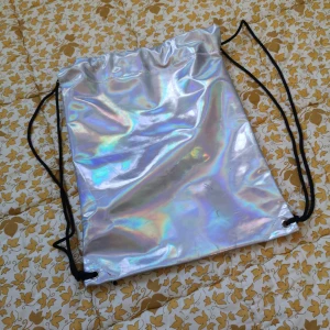 Holografisk väska / holographic bag ❣️ - En holografisk väska i gympapåse modell!! Så jäkla snygg men har tyvärr inte använt den. Fint skick, finns någon liten slitning. 