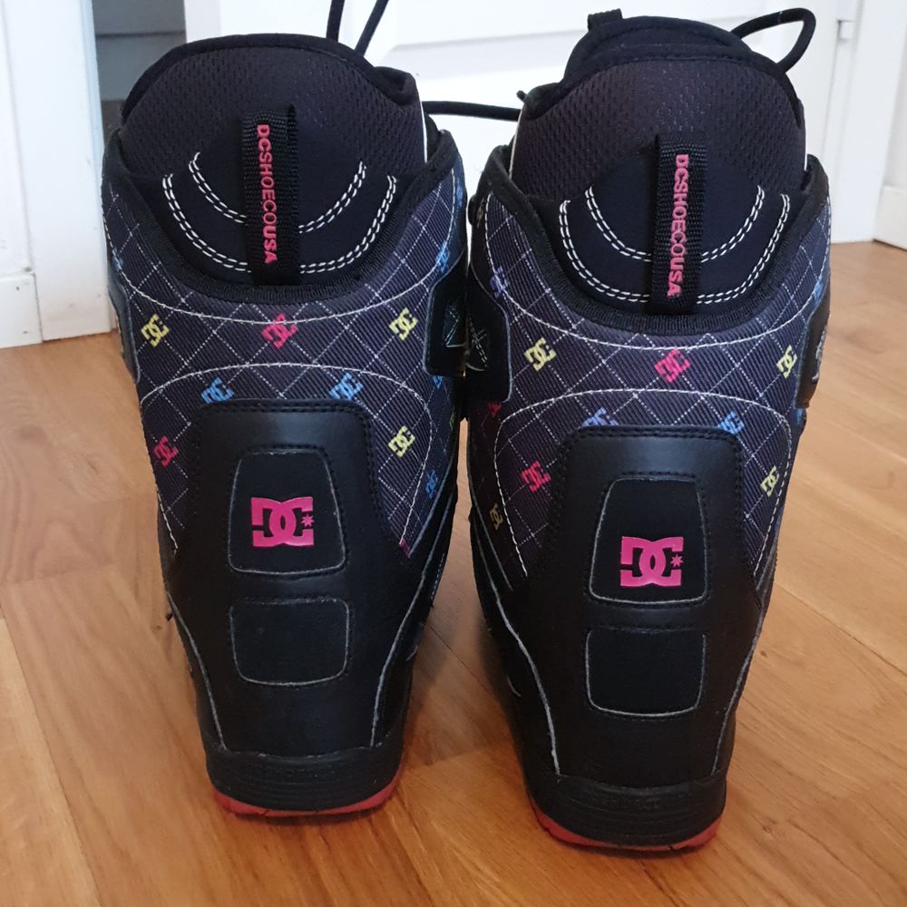 Svart-rosa snowboard boots. Storlek 38. Skorna är fina , men för stora för mig. De kommer att vara perfekta för dig!!! Om du är en nybörjare på att åka snowboard!!! Prova!! När du kommer att börja åka snowboard så kommer du aldrig att vilja sluta. Snowboard boots kostar oftast 3 000 kr, men här så betalar du bara 700 kr!!! Det är en great deal!!!. Skor.