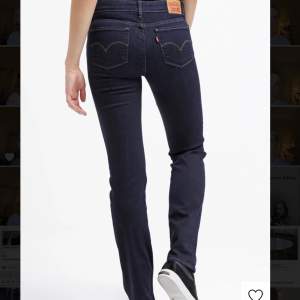 Riktigt snygga jeans från Levis i en straight-modell, alltså raka ben. Passar perfekt i längd på mig som är 175 cm lång, enda anledningen till att d ej används är att de är lite små i midjan på mig. Använda ca 5 gånger 💗💗