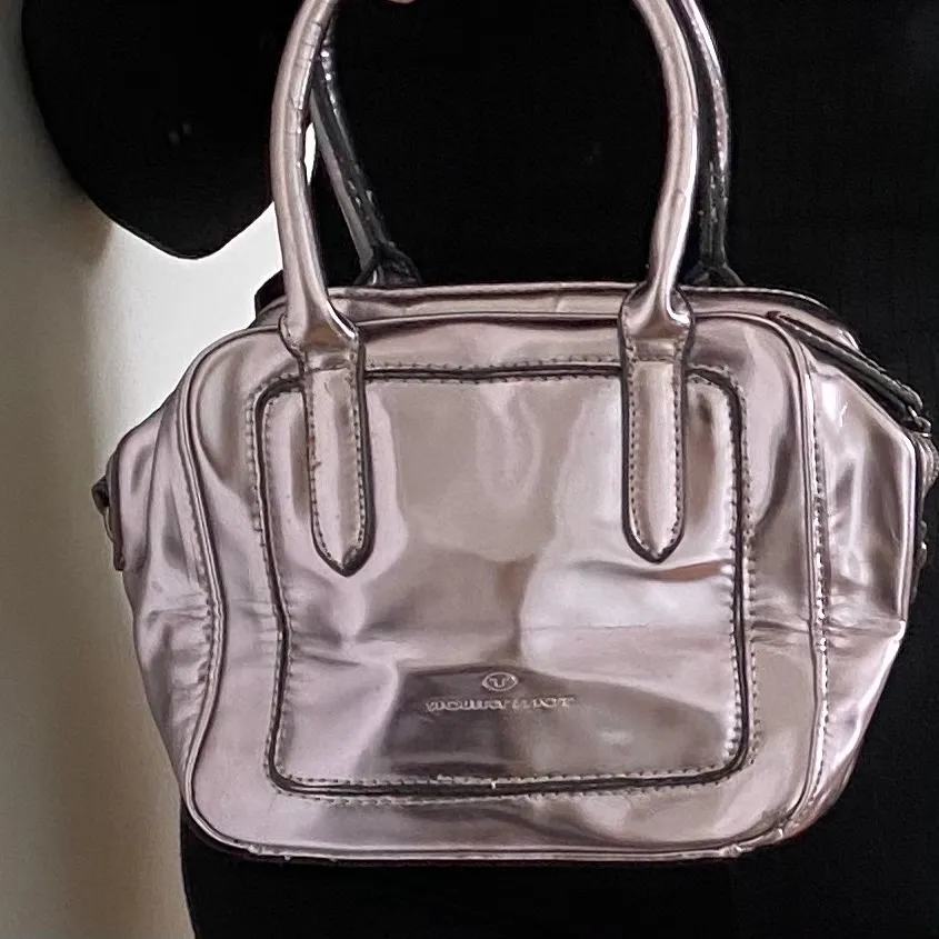 Så fin handväska i lilac. Bag strap medföljer 💜. Väskor.