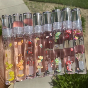 Läppglans - Just nu erbjuder jag att det går att designa sitt egna läppglans. Ni får välja vilken tub, smak, färg och vilken dekoration man vill ha i. Jag finns på Instagram som by_butterflygloss. Pris varierar beroende på vilken tub. 🦋 Smakerna som finns är vanilj, strawberry, citron, mint, hubba bubba, ananas, kokos, blåbär, lime, äpple, cotton candy. Wand tub kostar 45kr. Squeze tube kostar 30kr. Ingredienser: versagel, kokosolja, jojoba olja och vitamin E olja, smakolja och pigment