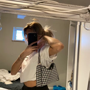 Väska - Helt ny väska i ett coolt svart/vitt mönster