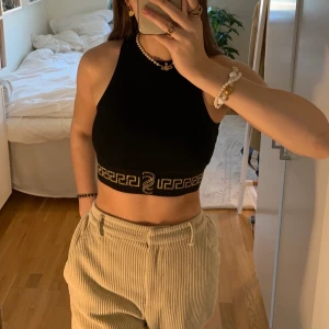 Svart topp - Säljer min superfina med gulddetaljer topp som tyvärr inte kommer till användning pga storleken:(  💞 köparen står för frakten men jag möter även upp i Lund💞