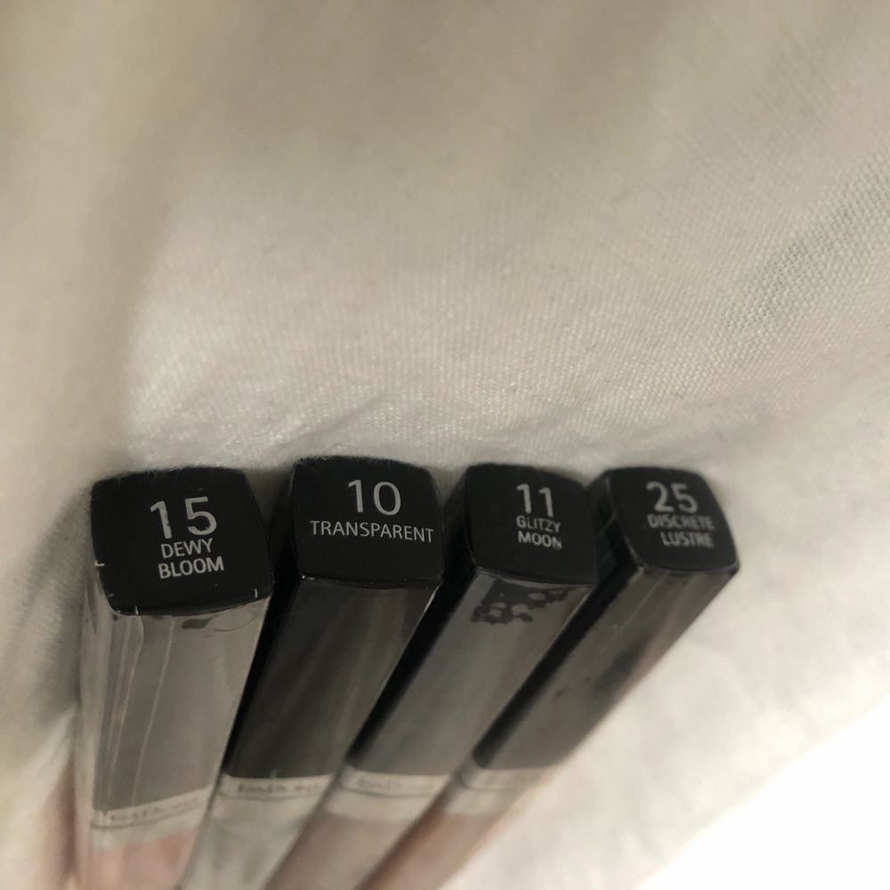 Helt nya, oöppnade läppglans från Isadora!! I serien shiny lip lacquer. 1 för 40, 2 för 70, 3 för 100 osv! Har massa annat oöppnat smink i andra annonser så ta gärna en titt på min sida! Det är bara att skicka ett meddelande vid intresse/frågor❣️❣️ finns ej kvar: 15, 10. Övrigt.