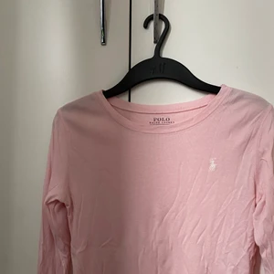 Ralph Lauren topp - Tröja från Ralph Lauren. Fint skick. Barnstrlk 160. Skänker bort till någon liten tjej eller kanske lillasyster därute👩‍❤️‍👩