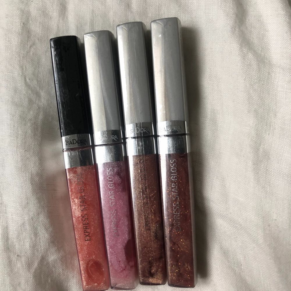 Helt nya, oöppnade läppglans från Isadora!! I serien express Star gloss. 1 för 40, 2 för 70, 3 för 100 osv! Har massa oöppnat smink i andra annonser så ta gärna en titt på min sida! Skicka iväg ett meddelande vid intresse/frågor🥰🥰 finns ej kvar: 54, 58. Övrigt.