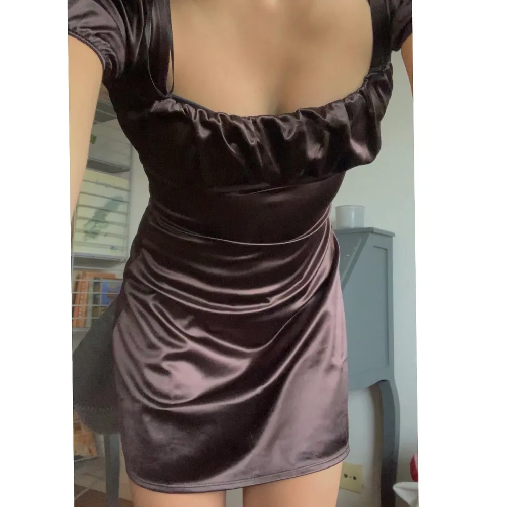 *likadan som klänningen på andra bilden fast mörkbrun*. Säljer denna jättesöta slutsålda klänningen då jag köpte 2 stycken. Bud om fler är intresserade.💓🦋. Klänningar.