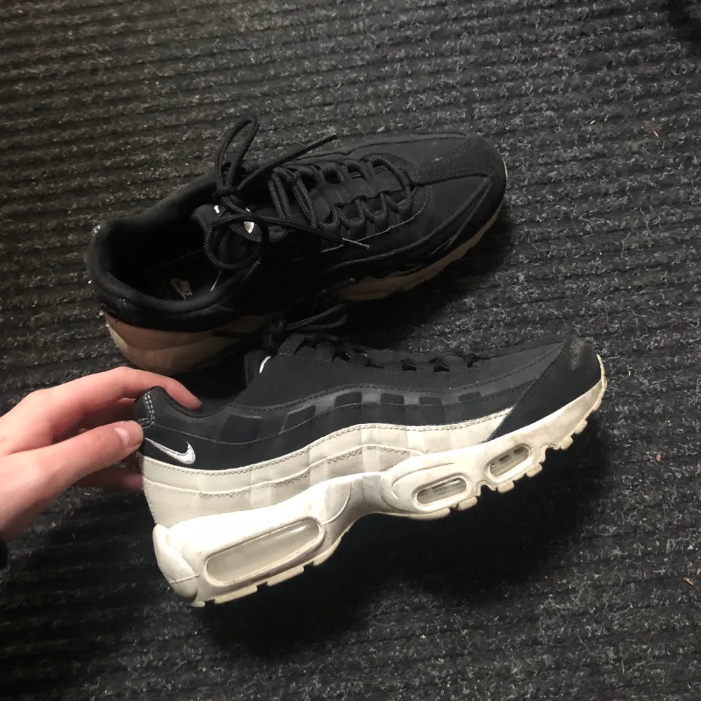 Nike Air Max 95 väldigt sparsamt använda. Strl 39. Kan skickas mot att köparen betalar frakt. Skor.