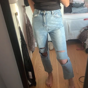 Högmidjade jeans från bohoo - Skit snygga, dock är kjedejan lite knas, men har satt dit en ögla så den stängs som vanligt❤️