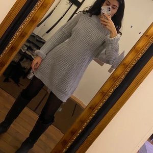 Mysig grå stickad klänning med band  - Har knutit bandet bakom därför klänningen ser lite tajt ut så går att justera hur man vill ha den med bandet. Säljes för 120kr exklusive frakt. Storlek uk 6, euro 34 (passar XS-M på grund av oversize). 🌸🌸