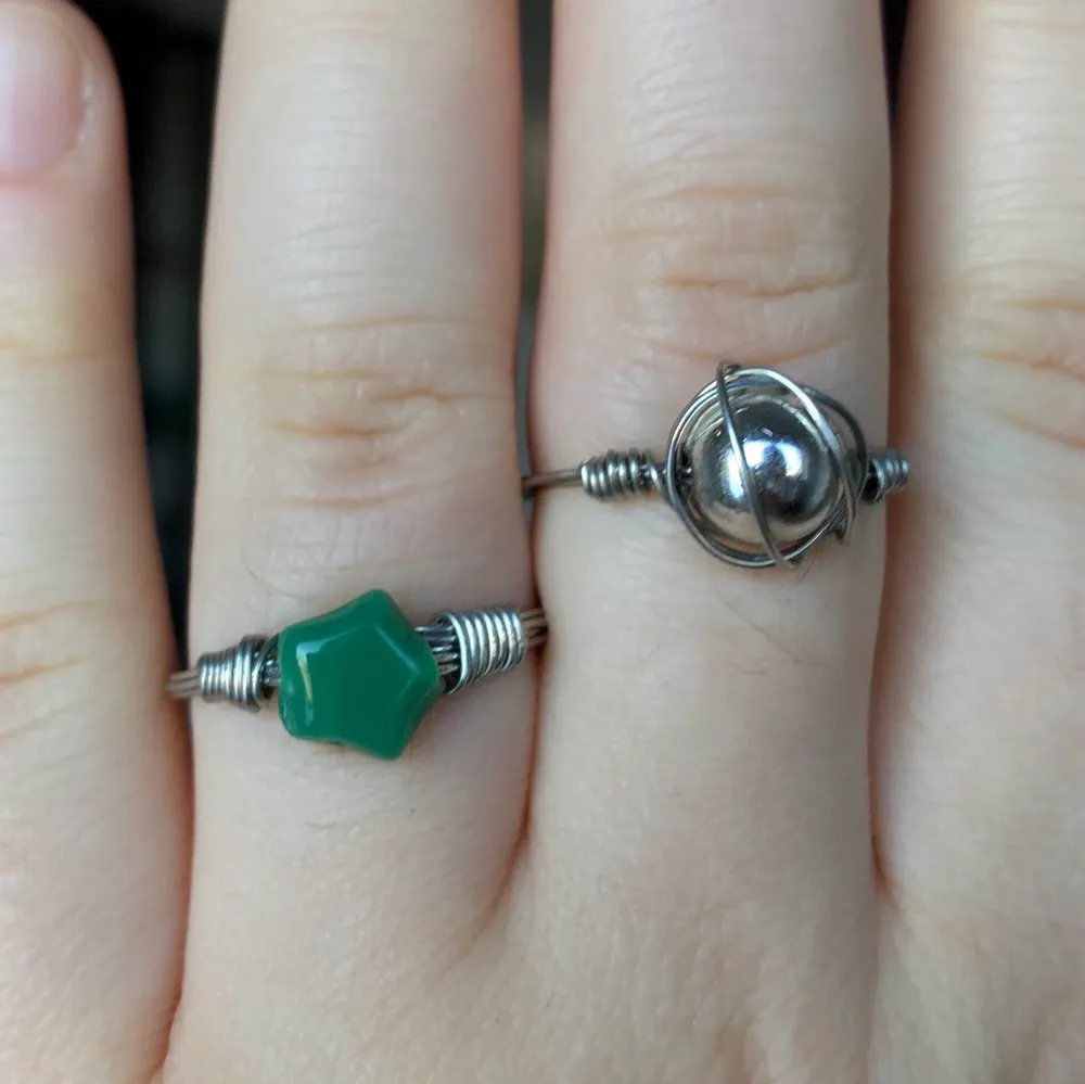 Egengjorda ringar! En med en grön stjärna och den andra en pärla i silverfärgat som tråden. Båda är 16mm breda. Säljer för 30kr styck + 12kr i frakt🌼. Accessoarer.