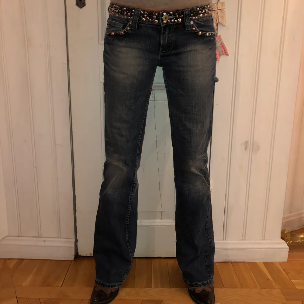Högsta bud: 350!                                                     Jag säljer dessa Miss me jeans i storlek 28. Riktiga 2000-tals jeans. Köpte de på Tradera men när jag fick hem de var de tyvärr för små för mig. Skulle säga att dessa byxor är en S, och väldigt liten i storlek.  De är också väldigt low waist. . Jeans & Byxor.