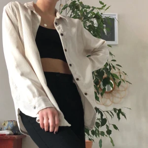 Manchesterskjorta - Snygg skjorta i manchestertyg💙 nyskick! jag bär i vanliga fall storlek S och såhär ser den ut på mig. Köpare betalar frakt 