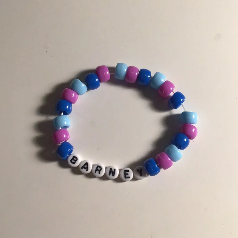 Come with a custom bracelet as well as things such as snacks, drinks, toys and more that are the same colour/colours as the bracelet. If you have any allegies or only want snacks or any other request like that message and let me know. . Övrigt.